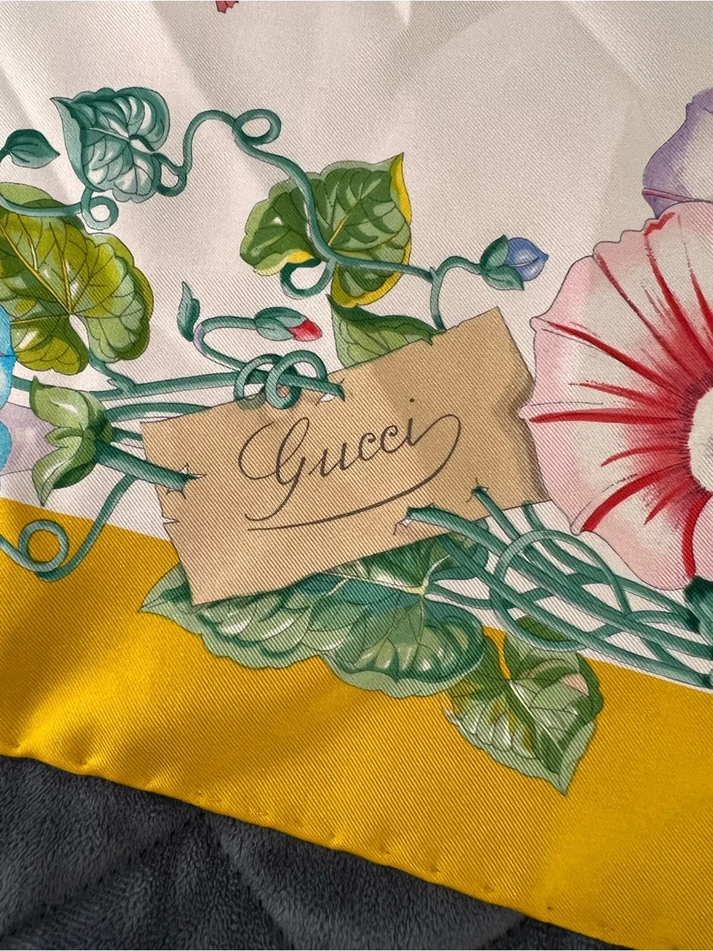 GUCCI Buttefly Silk Scarf Floral Botanical Square 34x34 Vintage Rare Hand Rolled
